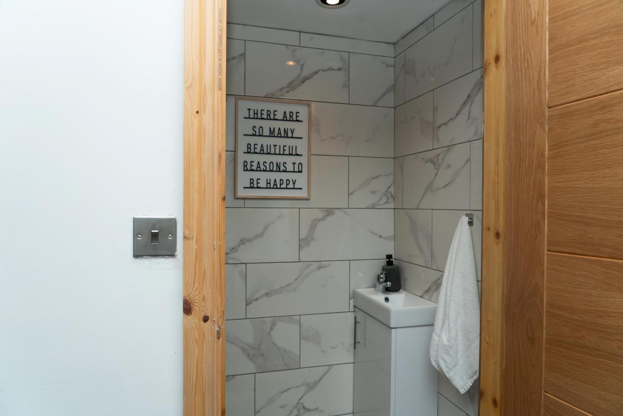 Double Bedroom Near Etihad And Coop Live With Free Parking, Shared Kitchen & Bathroom - Including Free 1-Hour Early Check-In Or Late Check-Out For Bookings Until July Manchester Kültér fotó