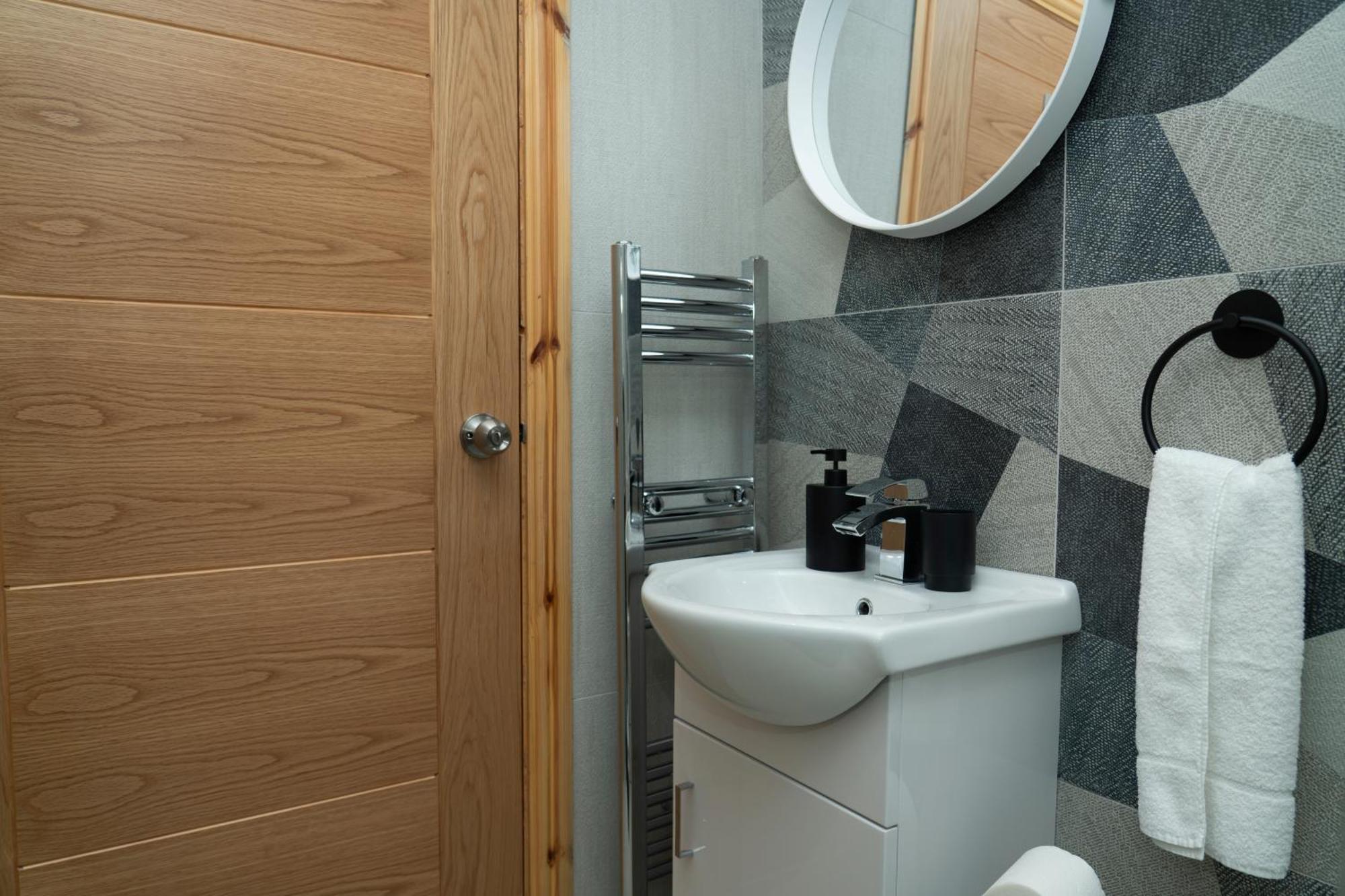 Double Bedroom Near Etihad And Coop Live With Free Parking, Shared Kitchen & Bathroom - Including Free 1-Hour Early Check-In Or Late Check-Out For Bookings Until July Manchester Kültér fotó